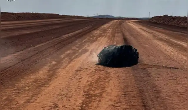  El objeto misterioso estaba en llamas cuando fue descubierto. Foto: Policía de Australia Occidental   