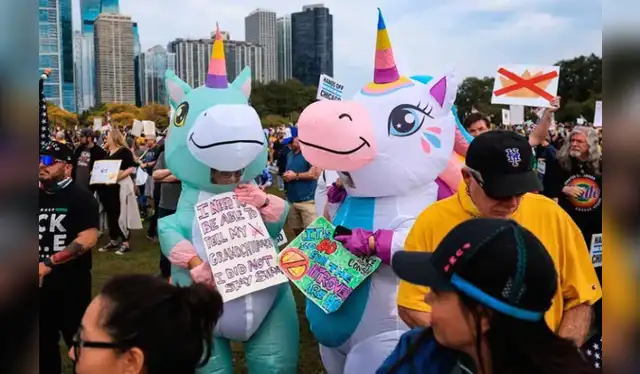 De acuerdo con los manifestantes, los disfraces pueden ayudar a disminuir la tensión en las interacciones con la policía y servir como una refutación a la caracterización de las protestas por parte del presidente De acuerdo con los manifestantes, los disfraces pueden ayudar a disminuir la tensión en las interacciones con la policía y servir como una refutación a la caracterización de las protestas por parte del presidente