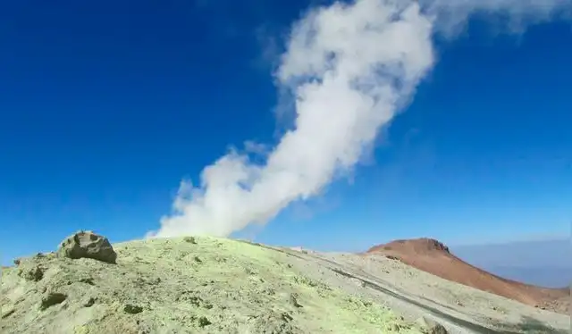 Durante el 2023 se reportaron emisiones de gas desde el volcán Taftan. Foto: Tishineh Durante el 2023 se reportaron emisiones de gas desde el volcán Taftan. Foto: Tishineh