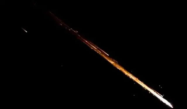 Satélite de Starlink tras desintegrarse sobre el cielo de Europa en 2024. Foto: X Satélite de Starlink tras desintegrarse sobre el cielo de Europa en 2024. Foto: X