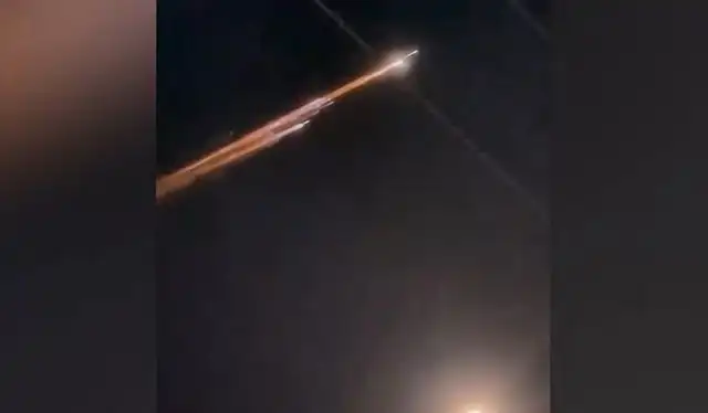 Una imagen de un vídeo que muestra la desintegración de Starlink 2382 el año pasado. Foto: X Una imagen de un vídeo que muestra la desintegración de Starlink 2382 el año pasado. Foto: X