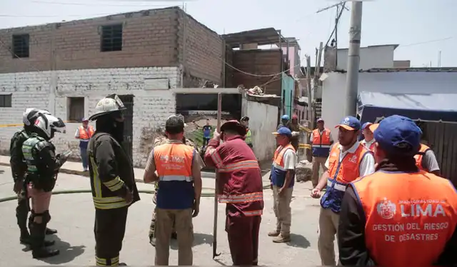  Bomberos llegaron al lugar del siniestro para controlar el fuego. Foto: Marco Cotrina, La Republica    