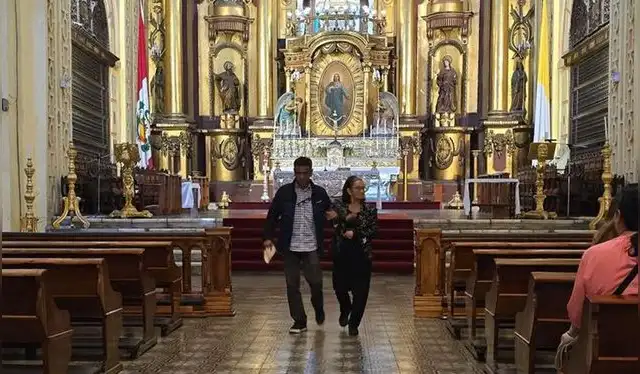 El padre y la abuelita de Mauricio participan de una misa en su memoria. Foto: cortesía. El padre y la abuelita de Mauricio participan de una misa en su memoria. Foto: cortesía.