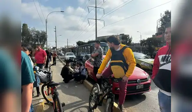 Una mujer presuntamente familiar de la víctima llegó hasta el lugar para reconocer el cuerpo. Foto: Valeria Tosso Una mujer presuntamente familiar de la víctima llegó hasta el lugar para reconocer el cuerpo. Foto: Valeria Tosso