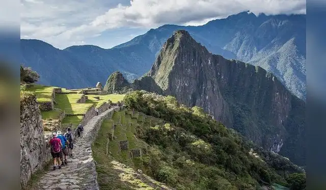  El camino que conduce a Machu Picchu es destacado por la revista británica por los famosos lugares arqueológicos que se pueden visualizar durante el recorrido. Foto: Viator   