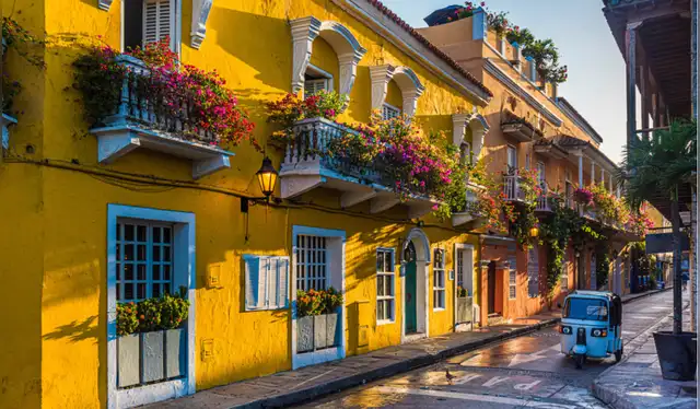 Murallas y calles empedradas conservan el encanto colonial de Cartagena. Foto: Adobe Stock