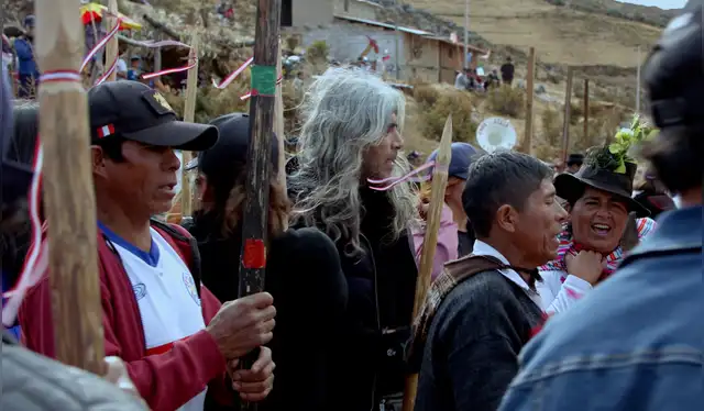 El documental narra la fusión del blues con la música andina, explorando la identidad y pasión de Fredy Ortiz, quien dio voz al quechua en el rock peruano y traspasó barreras culturales. Foto: difusión.   