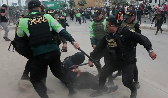  Se reportaron enfrentamientos durante la protesta. Foto: Marco Cotrina / La República.<br><br>    
