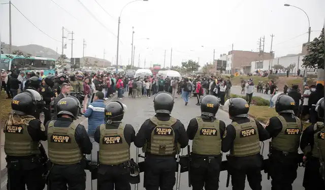  Choferes y vecinos bloquearon la avenida Gambetta para exigir justicia. Foto: Marco Cotrina / La República.<br><br>    