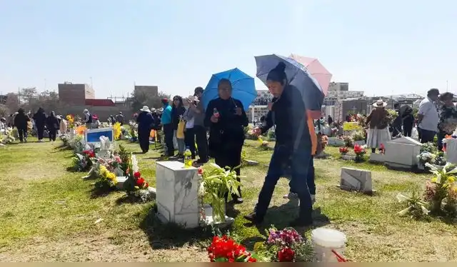 Varias familias aprovechan para ir al cementerio y visitar a sus seres queridos. Foto: Machu Picchu Viajes Perú Varias familias aprovechan para ir al cementerio y visitar a sus seres queridos. Foto: Machu Picchu Viajes Perú