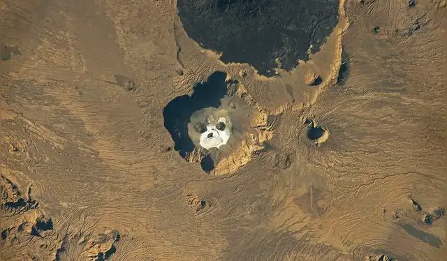 Vista aérea de la curiosa formación, ubicada en el macizo del Tibesti. Foto: NASA/ISS Vista aérea de la curiosa formación, ubicada en el macizo del Tibesti. Foto: NASA/ISS