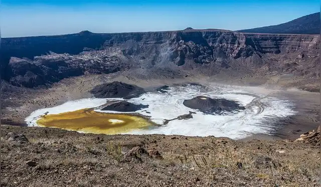 El cráneo adquiere un aspecto más deformado cuando se observa desde el borde de la cladera. Foto: Gerhard Holub El cráneo adquiere un aspecto más deformado cuando se observa desde el borde de la cladera. Foto: Gerhard Holub