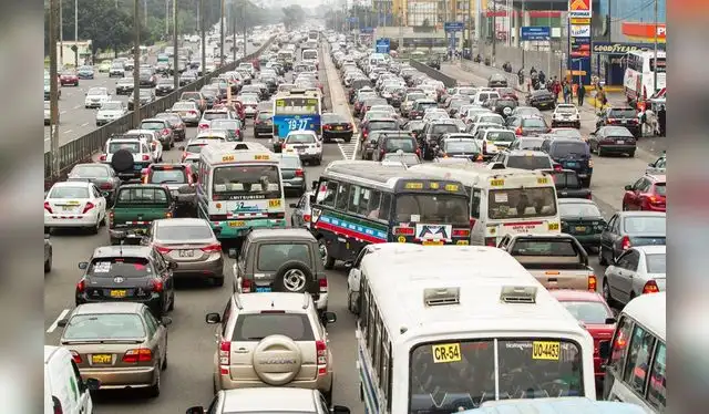  Los ciudadanos dependen de servicios informales como taxis y autos colectivos, lo que aumenta la saturación de las calles y la congestión vehicular. Foto: World Bank Blogs   