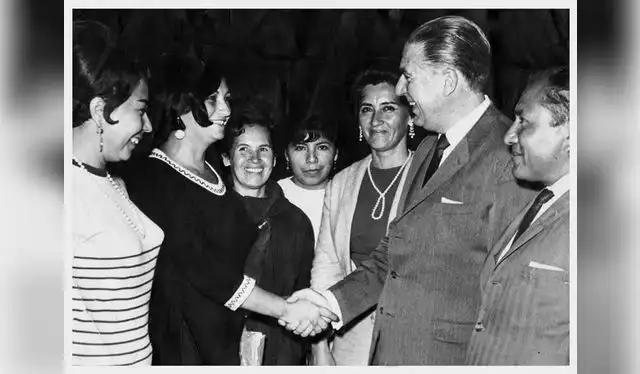 Situada en el centro, Hortencia Mercedes Díaz de Maco sonríe con evidente alegría mientras presencia el saludo entre una de las asistentes y el entonces presidente Fernando Belaúnde Terry. Foto: difusión