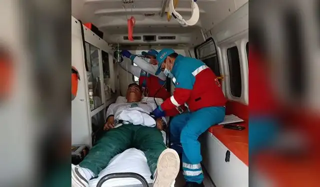 Personal de SAMU atienen a jóvenes estudiantes de la PNP por inhalación de humo. Foto: SAMU    Personal de SAMU atienen a jóvenes estudiantes de la PNP por inhalación de humo. Foto: SAMU