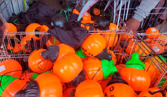  Durante el operativo se incautó calabazas de plásticos, mascaras y otros artículos. Foto: Mirelia Quispe, La República    