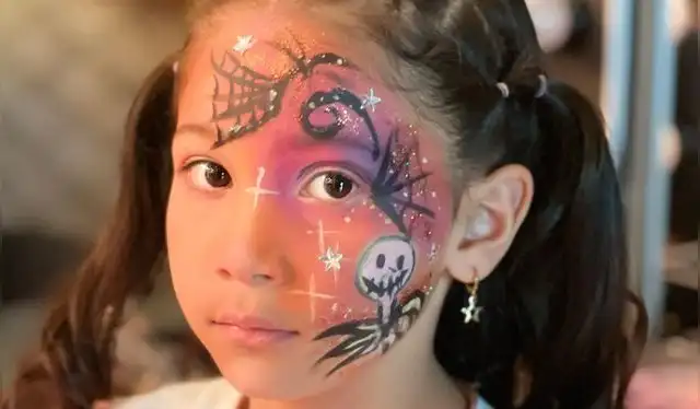 Especialista recomienda materiales seguros, como aquacolors para niños. Foto: Fabiola Rivasplata/Instagram    