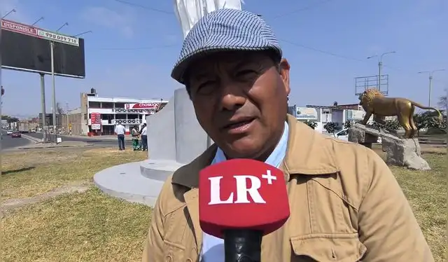 Artista Juan Carlos Ñañake moldeó la obra junto a su equipo. Foto: Emmanuel Moreno - La República.   