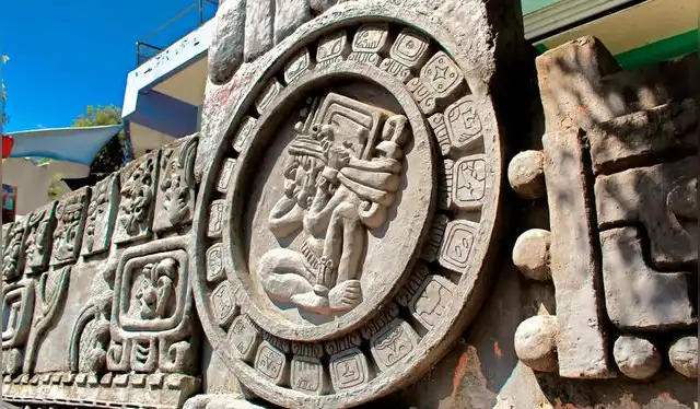 El número 20 tenía un valor simbólico para los mayas, y este posible calendario muestra 20 símbolos: 19 pequeños y uno central más grande. Foto: IStock El número 20 tenía un valor simbólico para los mayas, y este posible calendario muestra 20 símbolos: 19 pequeños y uno central más grande. Foto: IStock