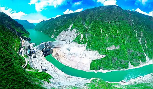 La megacentral hidroeléctrica de Lianghekou es la más alta del país y está entre montañas. Foto: Xinhua