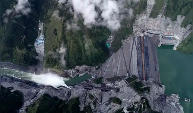 Vista aérea de la central hidroeléctrica de Lianghekou en el río Yalong. Foto: Xinhua