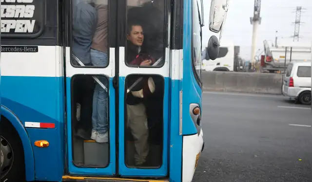 Cientos de ciudadanos tuvieron que abordar unidades repletras para llegar a sus trabajos. Foto: Marco Cotrina / La República.<br><br> Cientos de ciudadanos tuvieron que abordar unidades repletras para llegar a sus trabajos. Foto: Marco Cotrina / La República.<br><br>