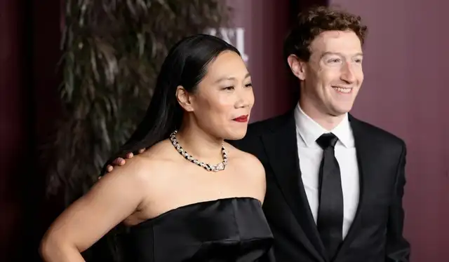  Mark Zuckerberg y su esposa, Priscilla Chan, asistieron a la gala del <em>Wall Street Journal</em>. Chan fue reconocida por su labor filantrópica, aunque el comentario de Billie Eilish sobre los multimillonarios pareció incomodar al fundador de Facebook, según reportó People, cuya fortuna asciende a US$257.000 millones.   