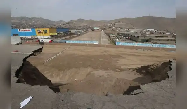 Enorme forado podría extenderse hasta la vía que aún funciona si es que no se toman medidas preventivas, según ingeniero especialista en infraestructura víal. Foto: Difusión.   