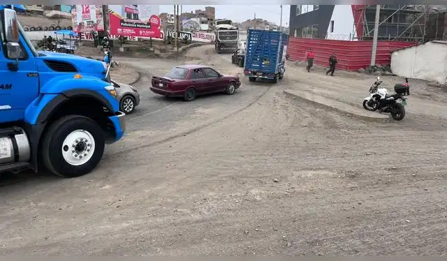 av. Haya de la Torre en Mi Perú se encuentra en pésimas condiciones para la alta demanda de tránsito vehicular de carga pesada. La avenida auxiliar no cuenta con ningún semáforo ni señalización peatonal. Foto: Vania Ramos.   