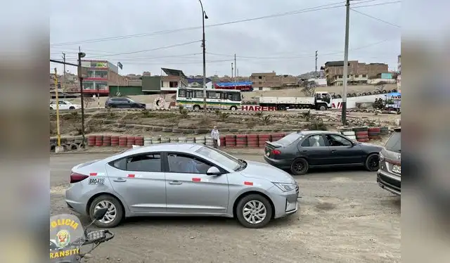 Carril auxiliar habilitado de emergencia para el tránsito de vehículos, está en malas condiciones, con huecos y sin señalización peatonal. Transeúntes deben esperar que policías de tránsito les facilite el pase. Foto: Vania Ramos.   