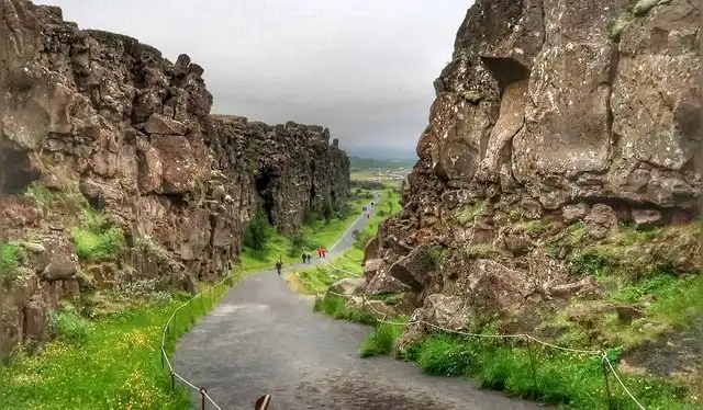 En el Parque Nacional de Thingvellir, en Islandia, se puede observar la falla entre las placas tectónicas de Norteamérica y Eurasia. Foto: Gancarczyk   