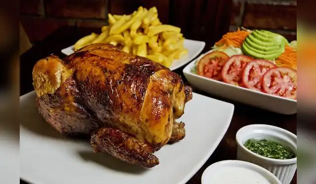 El pollo a la brasa es uno de los tantos platos banderas del Perú. Foto: Eat Perú El pollo a la brasa es uno de los tantos platos banderas del Perú. Foto: Eat Perú