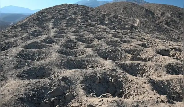  Los agujeros en Monte Sierpe, en Perú, podrían haber albergado alguna vez cultivos, bienes y tributos. Foto: Antiquity   