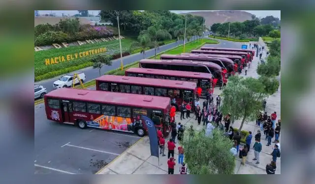  Los nuevos buses 'Burritos' de la San Macos han sido presentados por varios funcionarios de la 'Decana de América. Foto: UNMSM   