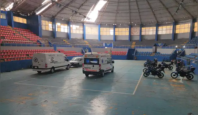  En el coliseo se guardan ambulancias, motocicletas y hasta grúas, según señalaron los vecinos. Créditos: John Reyes / La República.<br> <br><br>  