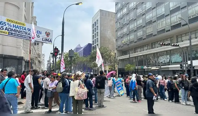 Docentes del Sutep se dirigen a la av. Abancay para protestar frente al Congreso. Foto: Gabriela Coloma/La República   