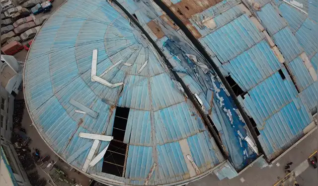 El techo del coliseo está a punto de colapsar. Créditos: Miguel More / La República.