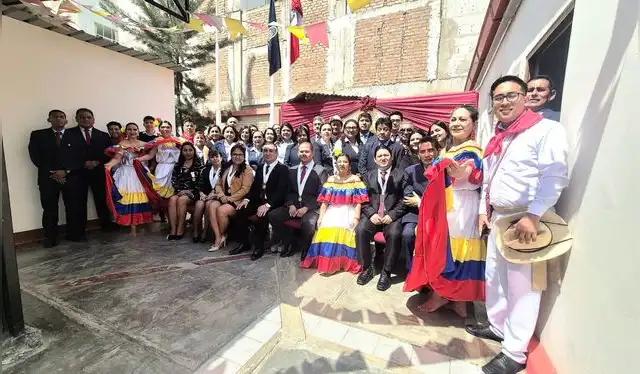 En la ceremonia, se izaron las banderas nacional y del Poder Judicial, y se reconoció el esfuerzo de magistrados y servidores judiciales. Fuente: Difusión.   