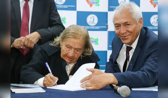 La anciana cumplió su sueño de ser escritora gracias a la publicación de su obra. Foto: FB - Hospital Daniel Alcides Carrión La anciana cumplió su sueño de ser escritora gracias a la publicación de su obra. Foto: FB - Hospital Daniel Alcides Carrión