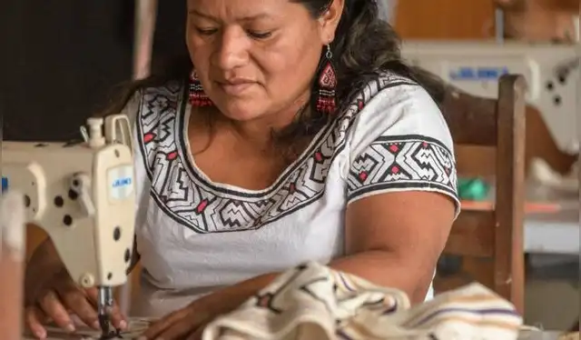 Apoyo en el desarrollo productivo comunitario en Pisco. Fuente: Camisea Apoyo en el desarrollo productivo comunitario en Pisco. Fuente: Camisea