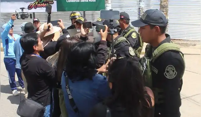 Policía no permitió que la prensa local ingrese a ceremonia de inauguración de puente. Foto: Junior Meza. Policía no permitió que la prensa local ingrese a ceremonia de inauguración de puente. Foto: Junior Meza.