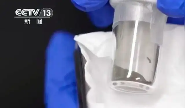 Muestra del suelo lunar obtenida por la misión Chang’e-6. Foto: CCTV Muestra del suelo lunar obtenida por la misión Chang’e-6. Foto: CCTV