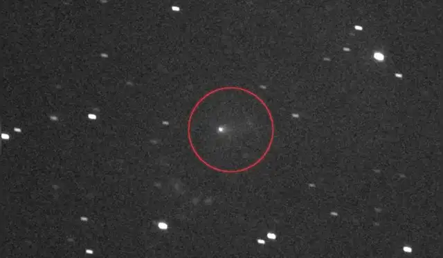 El 3I/ATLAS, marcado con un círculo mientras se aproximaba a Marte, muestra su halo de gas y parte de su cola. Foto: NASA/Goddard/SwRI/JHU-APL El 3I/ATLAS, marcado con un círculo mientras se aproximaba a Marte, muestra su halo de gas y parte de su cola. Foto: NASA/Goddard/SwRI/JHU-APL