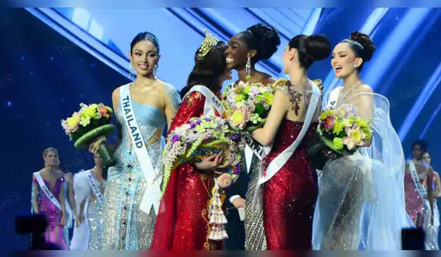 Fátima Bosch y sus compañeras en su coronación. Foto: difusión Fátima Bosch y sus compañeras en su coronación. Foto: difusión