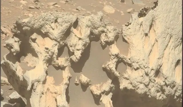 Fotografías de cerca de Phippsaksla revelan que no se parece a ninguna de las rocas marcianas que la rodean. Foto: NASA/JPL-Caltech/ASU Fotografías de cerca de Phippsaksla revelan que no se parece a ninguna de las rocas marcianas que la rodean. Foto: NASA/JPL-Caltech/ASU