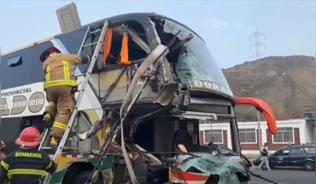 Bomberos llegaron hasta el lugar del accidente para socorrer a los heridos. Foto: Difusión Bomberos llegaron hasta el lugar del accidente para socorrer a los heridos. Foto: Difusión
