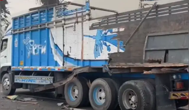 Camión que fue chocado por el bus en su parte trasera. Foto: Difusión Camión que fue chocado por el bus en su parte trasera. Foto: Difusión