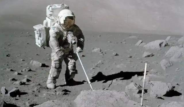  El piloto del módulo lunar del Apolo 17, Harrison Schmitt, utiliza una pala para recoger muestras en la Luna. Foto: NASA   