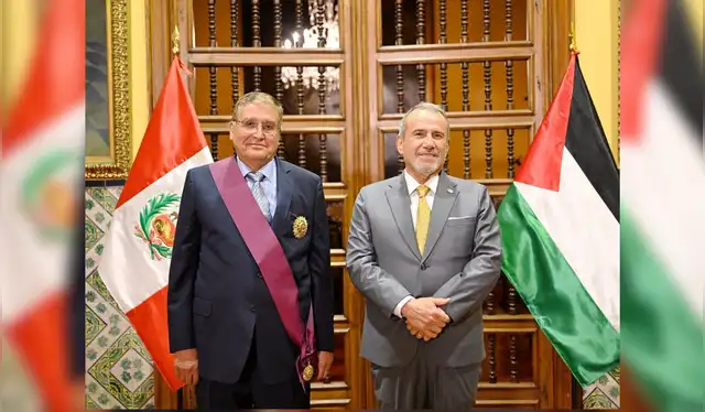 Walid Muaqqat (izquierda), exembajador de Palestina en Perú, junto a Elmer Schialer (derecha), exministro de relaciones exteriores. Fuente: Facebook - Embajada de Palestina en Perú.   