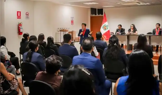 Familiares impusieron los fotochek a los nuevos funcionarios y recibieron kits de bienvenida. Fuente: Difusión.   